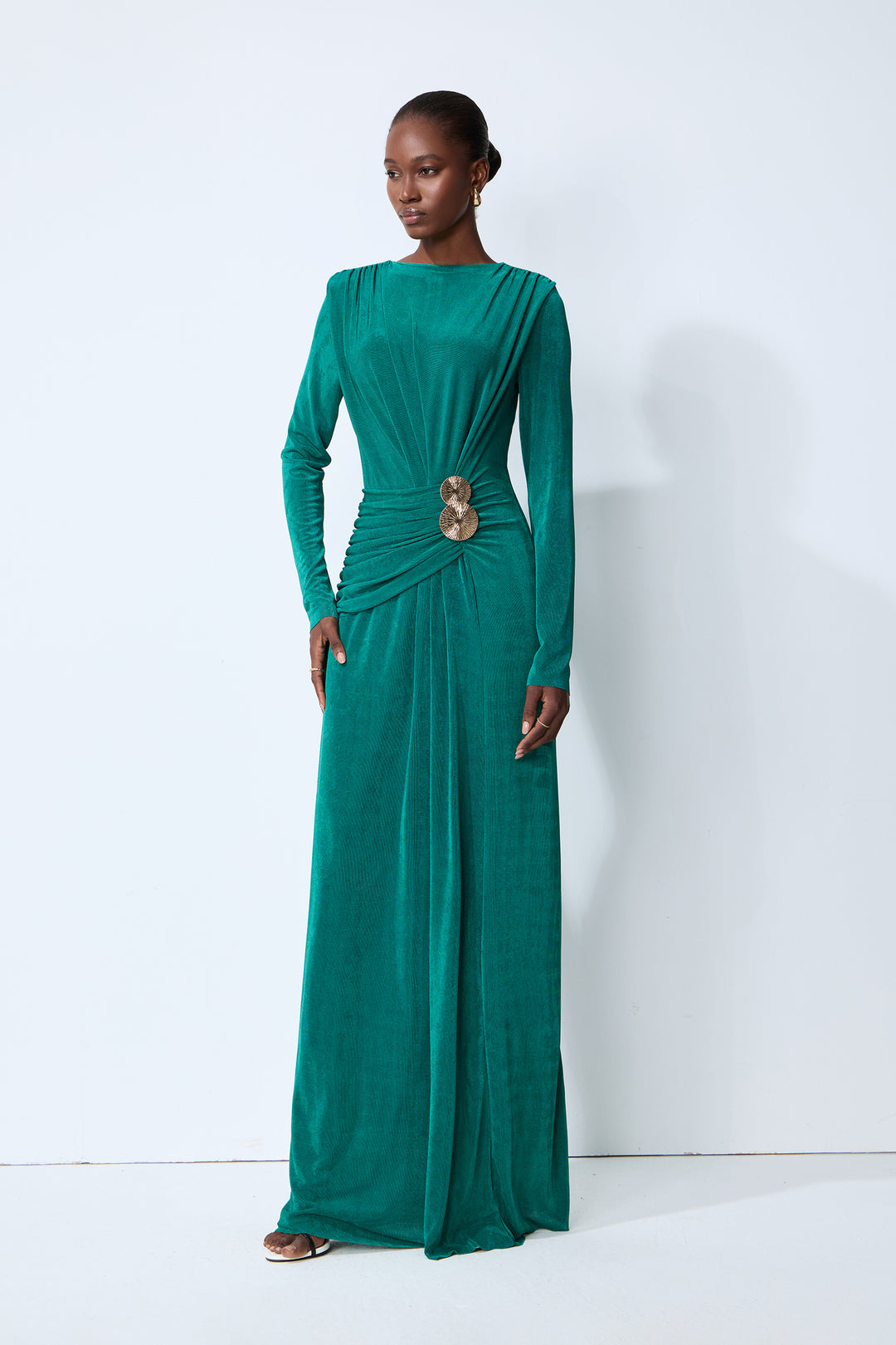 Model trägt das smaragdgrüne geraffte Maxikleid - KYMA
