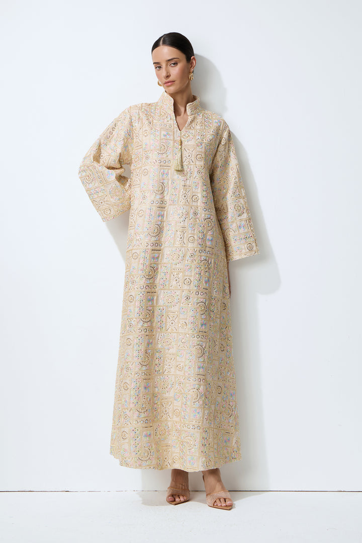 Luxuriöses apricotfarbenes Kaftan-Maxikleid mit geometrischer Stickerei und Pailletten – KYMA