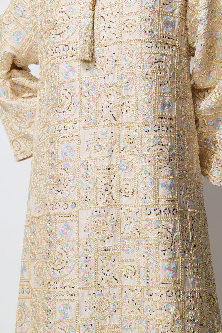 Kombination aus apricotfarbenem Stoff und geometrischer Stickerei am Kleid – KYMA