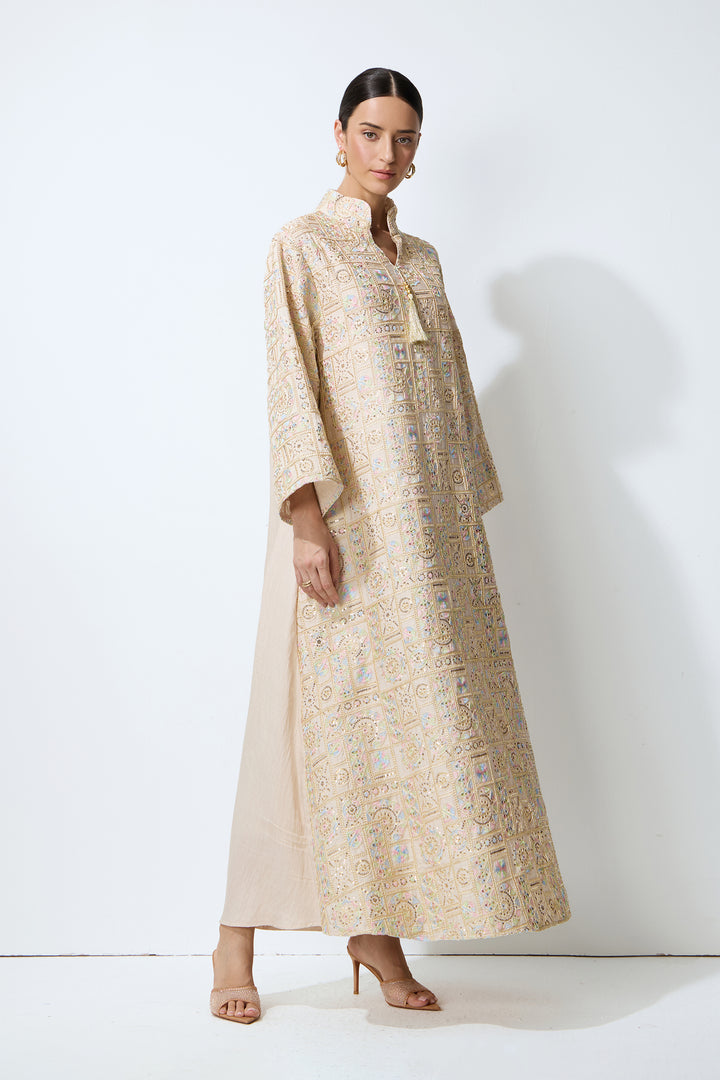 Rückansicht des apricotfarbenen Kaftan-Maxikleides mit geometrischer Stickerei – KYMA