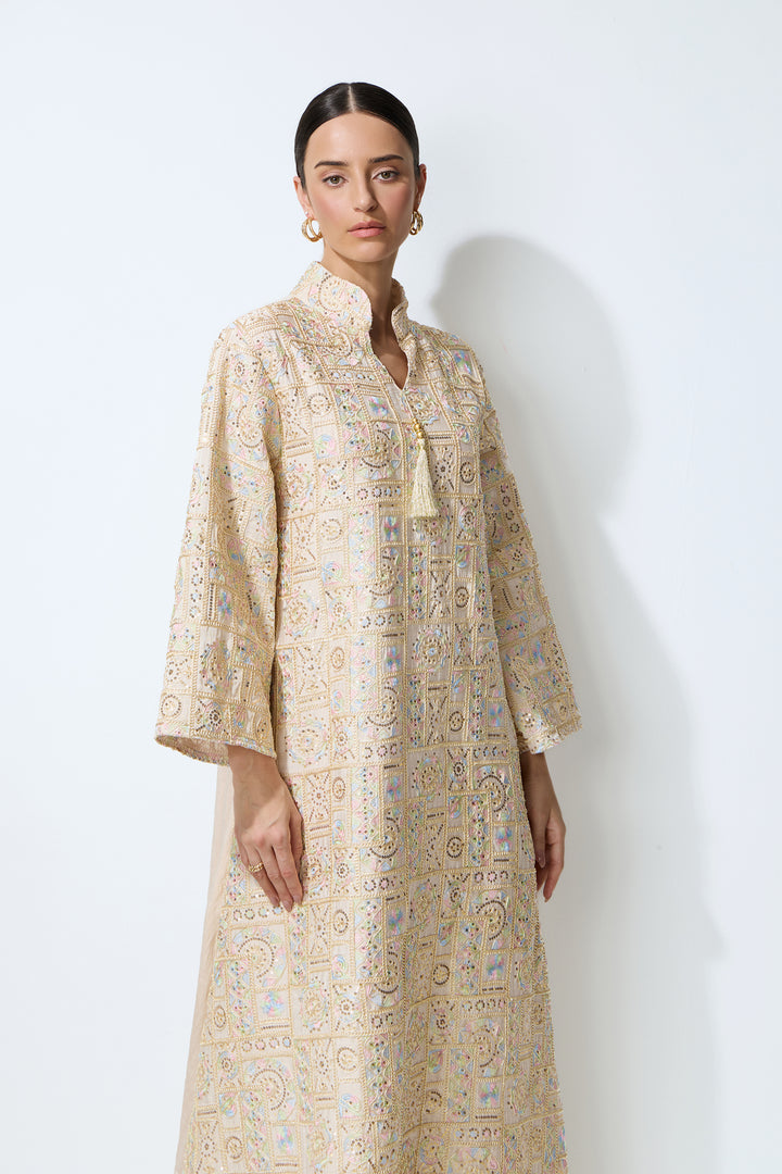 Fließender Maxischnitt des Kaftan-Kleides – KYMA