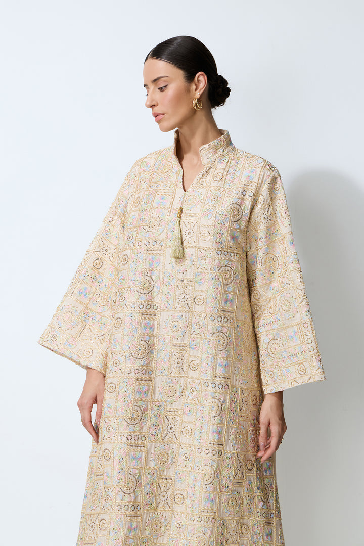 Das Kaftan-Maxikleid in voller Länge, apricotfarben mit Stickerei – KYMA