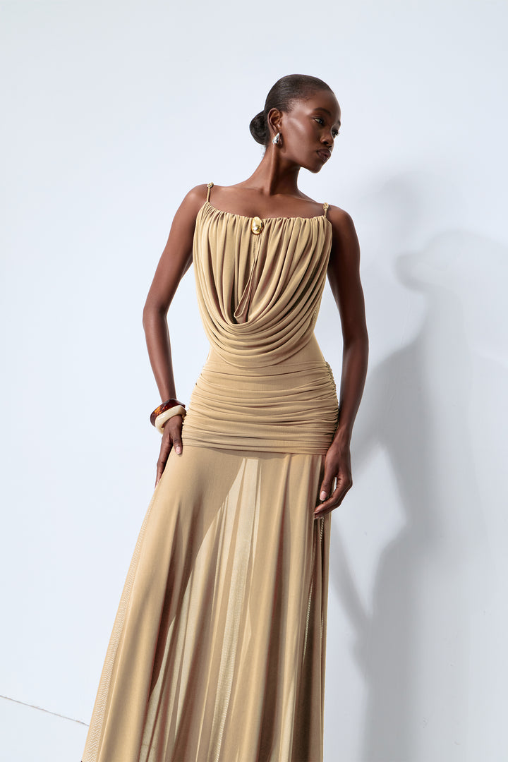 Detail des Khaki Maxikleids mit Netz und Gold – KYMA
