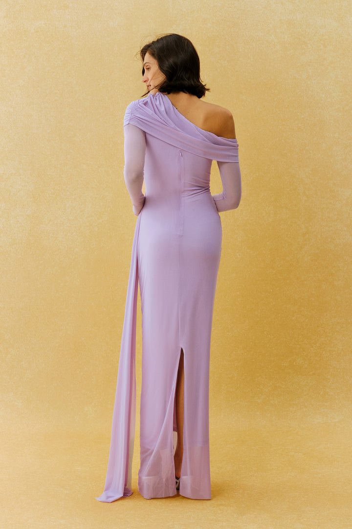 Model trägt das lila Maxikleid