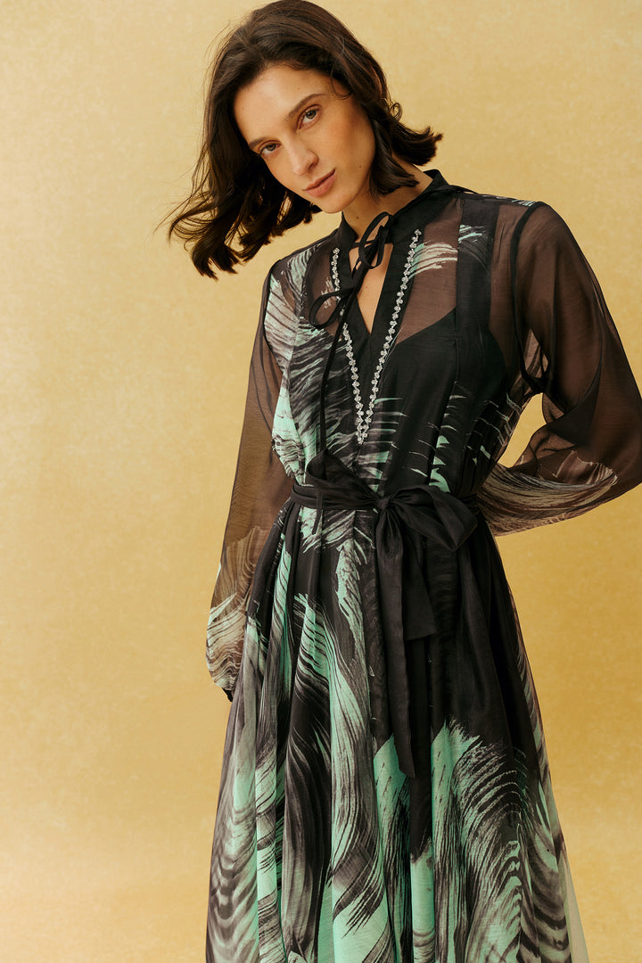 Hintergrund mit Model im Blätter-Maxikleid - KYMA