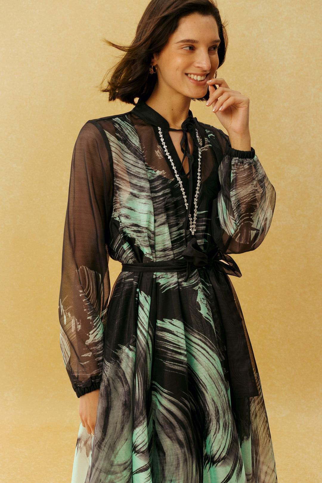 Model trägt das schwarze Chiffon-Maxikleid - KYMA