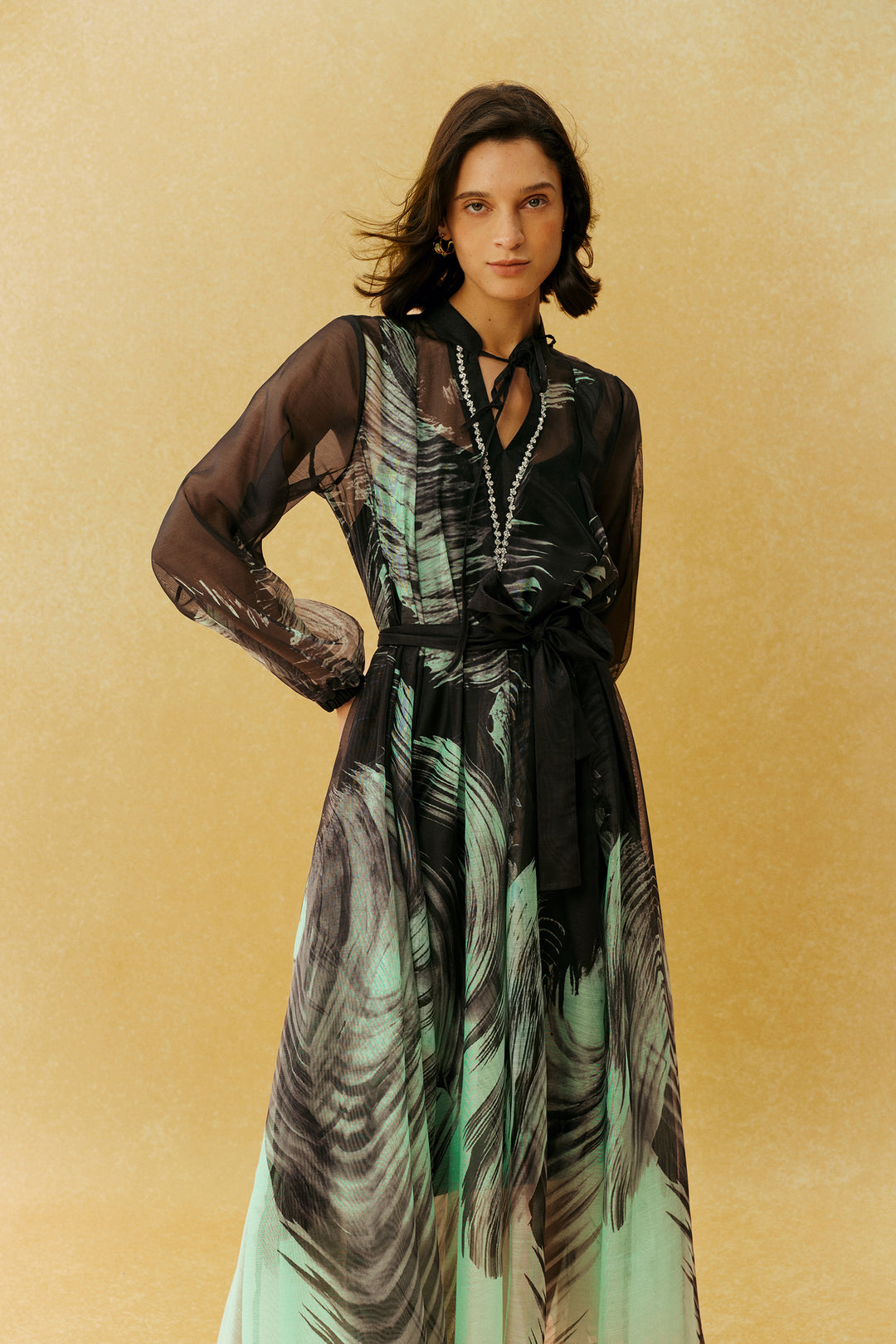 Styling-Vorschlag für das schwarze Maxikleid - KYMA