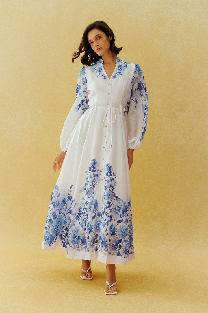 Model trägt das weiße Blumenprint-Maxikleid von KYMA