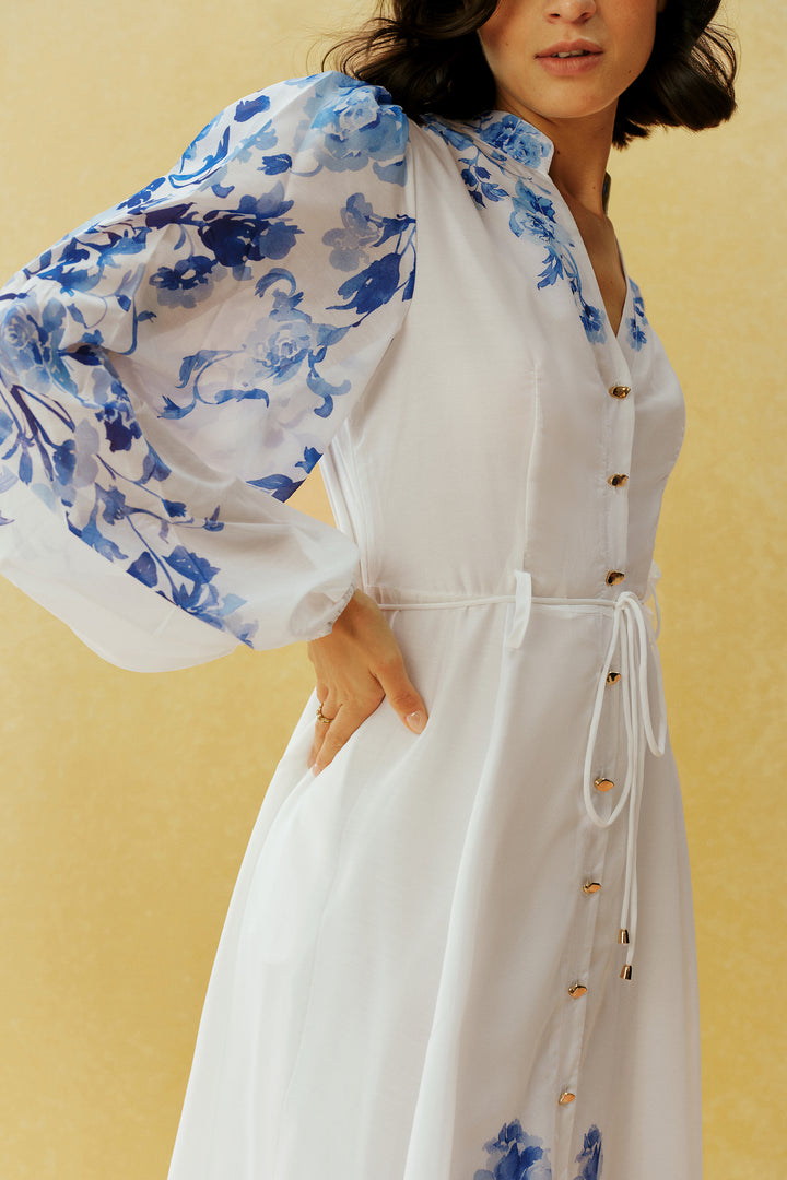 Das weiße Maxikleid von KYMA im Freien