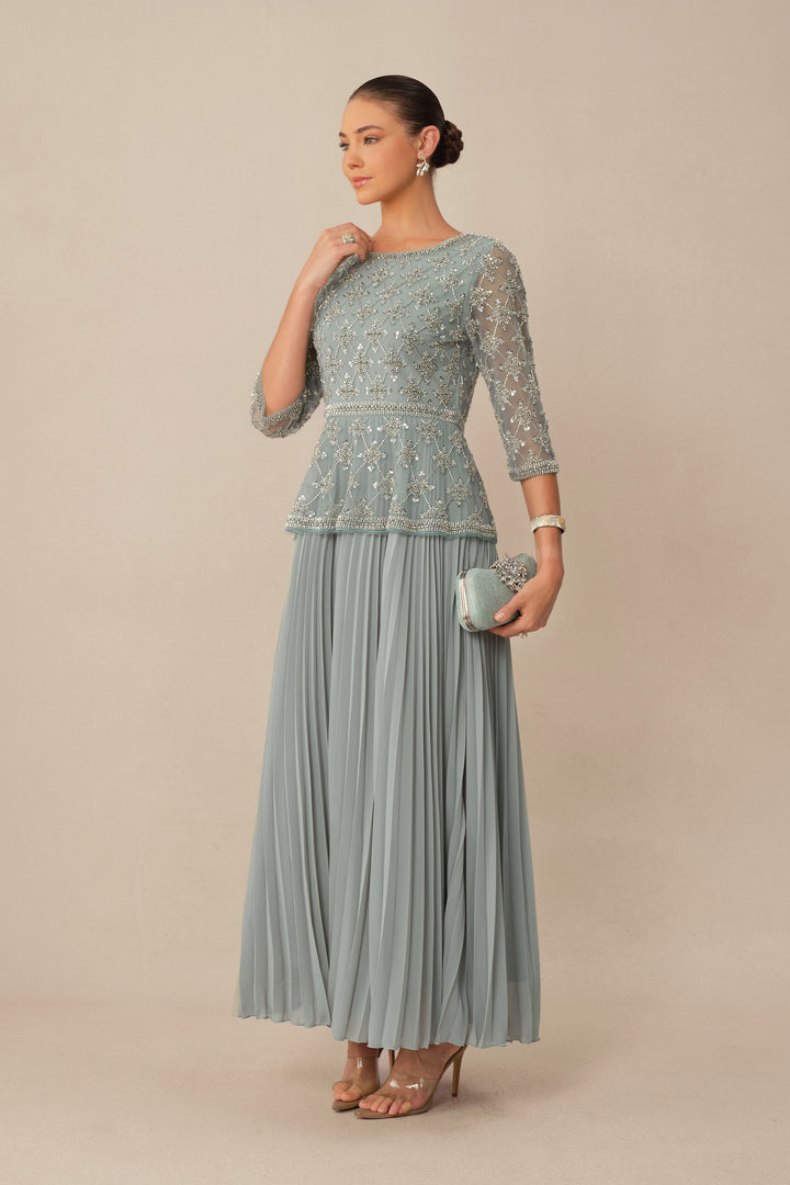 Model trägt das blaue Pailletten-Maxikleid bei einer Veranstaltung - KYMA