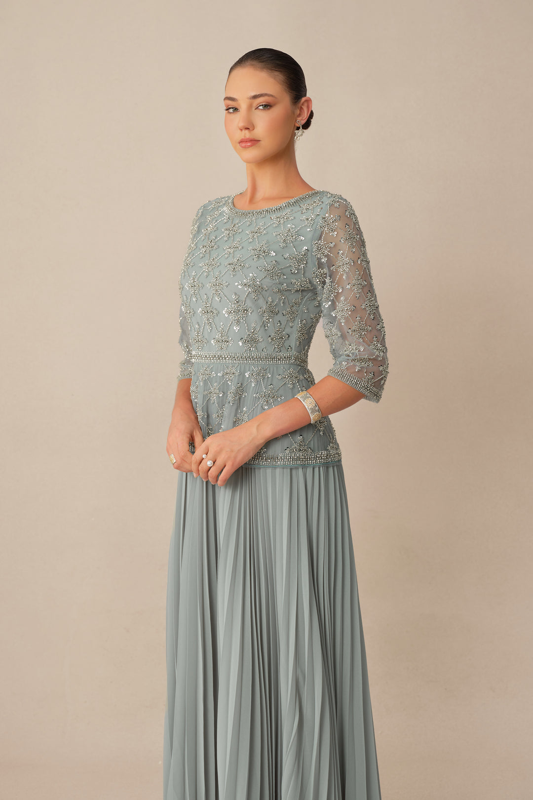 Nahaufnahme der Paillettenstickerei auf dem Netzstoff - KYMA