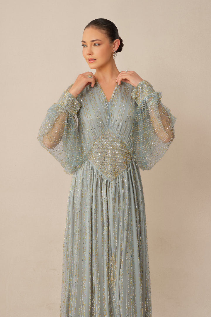 Glitzernde Pailletten auf dem blauen Kleid - KYMA