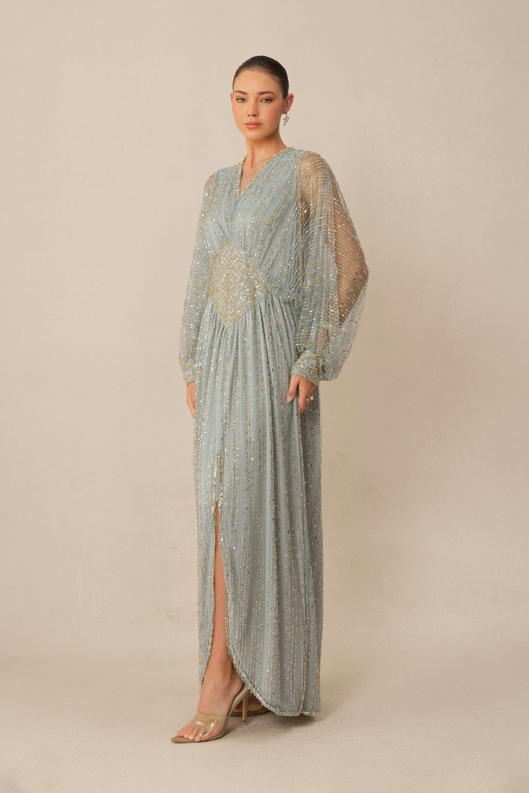 Nahaufnahme des Taillenbandes am blauen Kleid - KYMA
