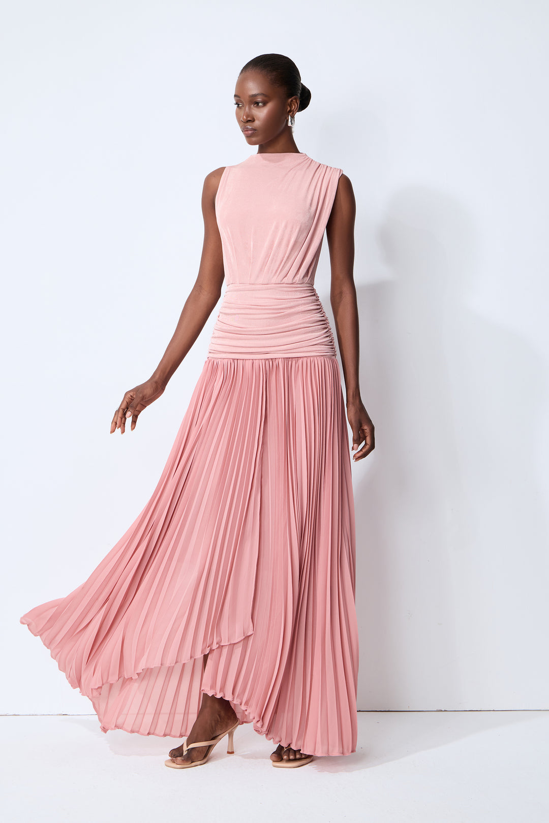 Elegantes pinkes Maxikleid mit Rüschen und Falten – KYMA