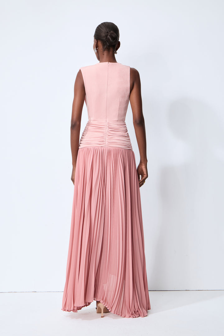 Model trägt das elegante Maxikleid in einer festlichen Szene – KYMA