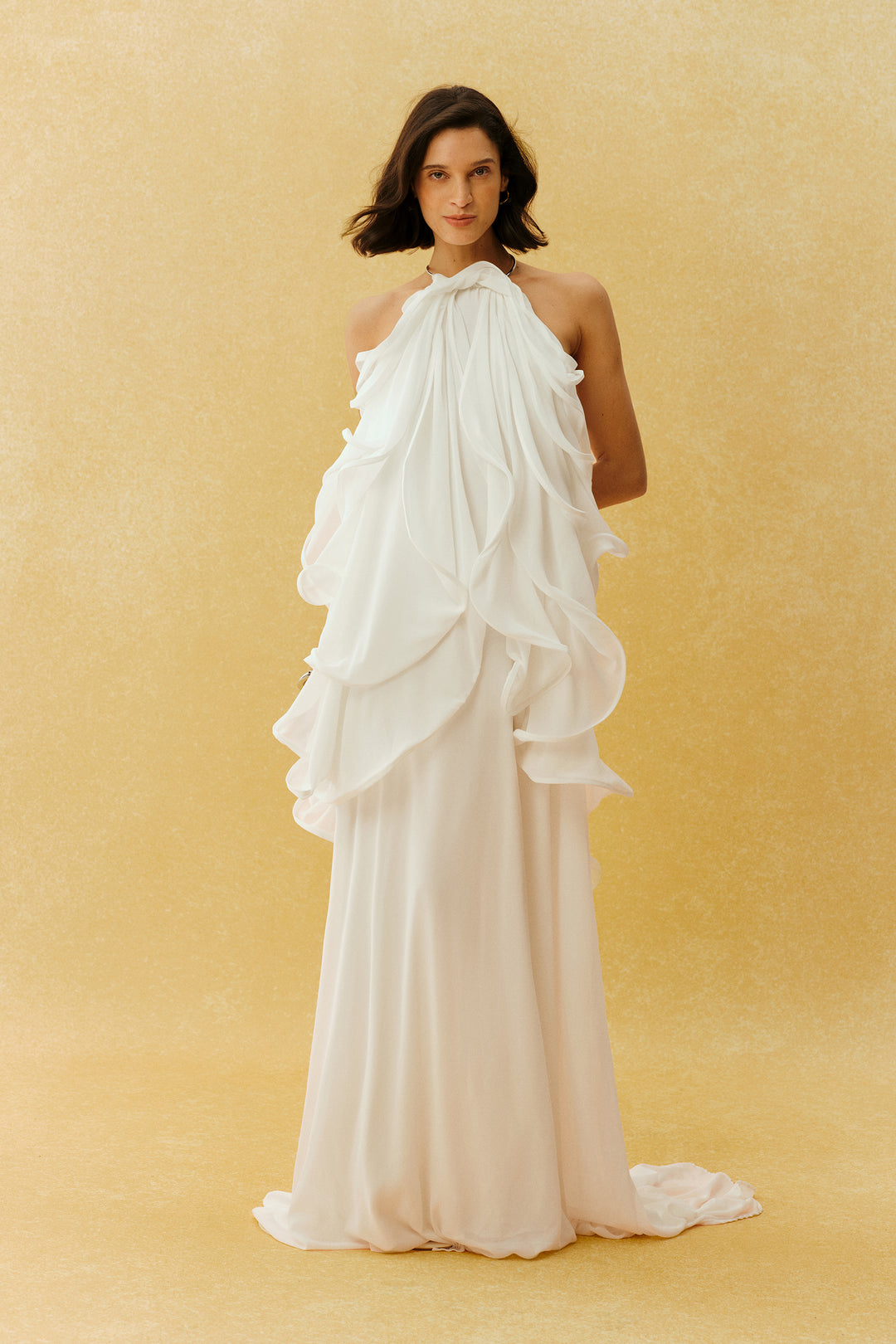 Weißes Halterneck-Maxikleid mit Rüschen und Metall-Details Vorderansicht - KYMA