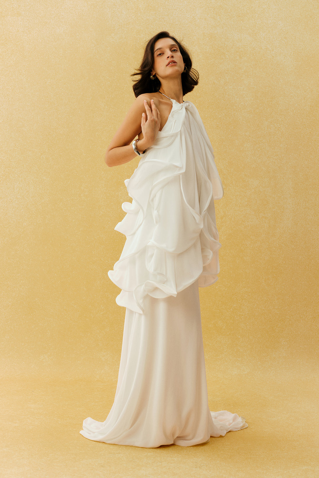 Model trägt das weiße Maxikleid mit Rüschen - KYMA