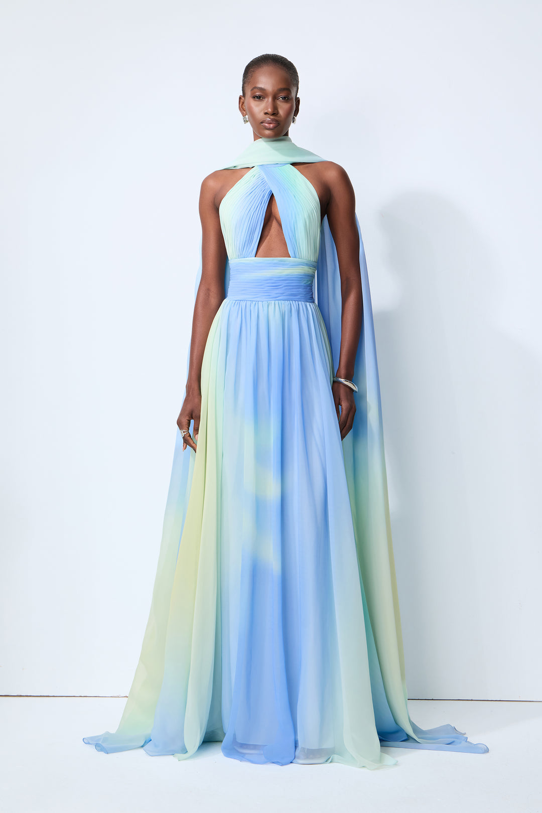 Elegantes nachtblaues Chiffon-Maxikleid mit Cut-out und Schal