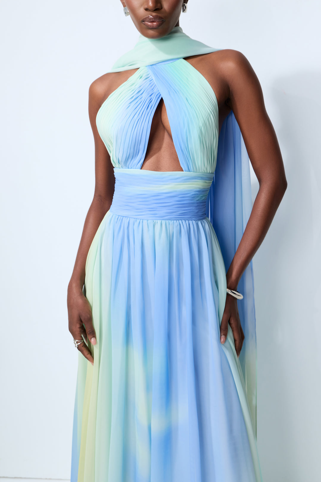 elegantes nachtblaues Chiffon-Maxikleid mit Schal – KYMA
