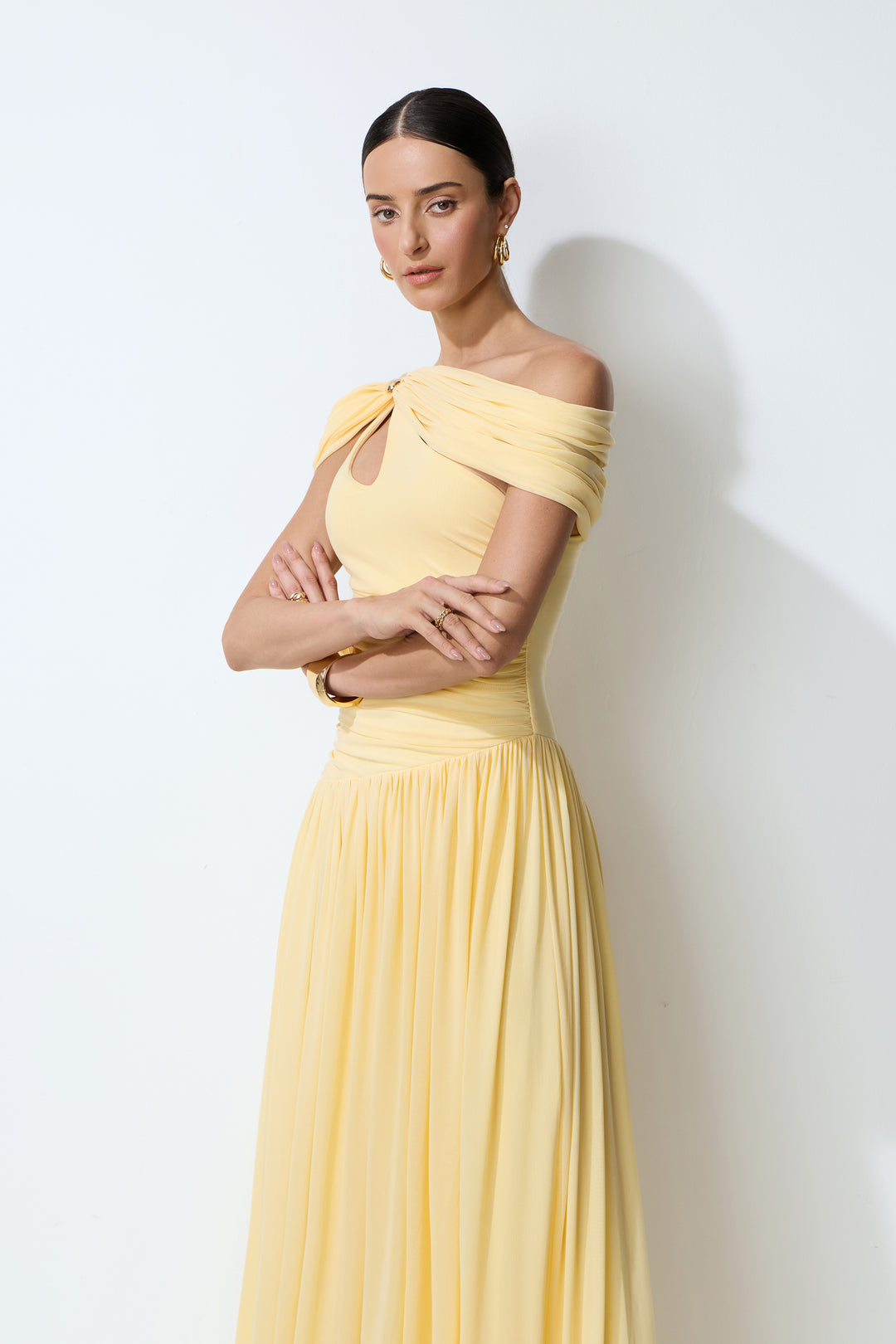 Model trägt das gelbe Maxikleid - KYMA