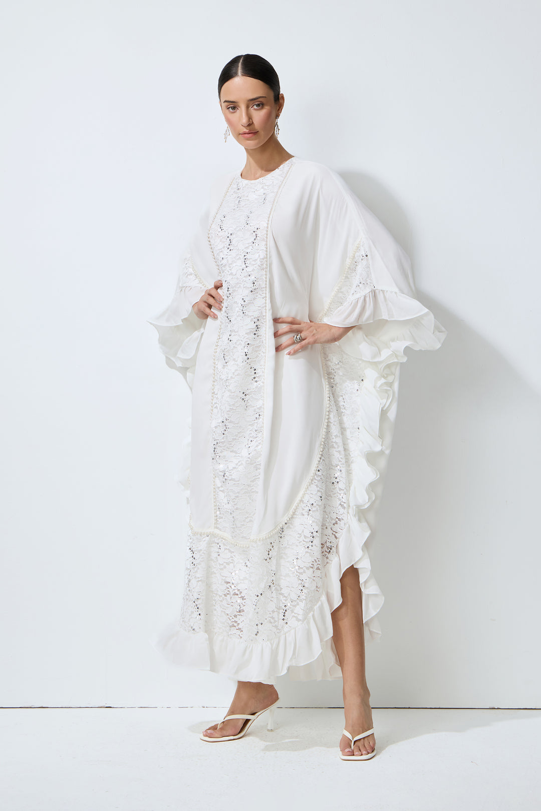 Model trägt das elegante weiße Maxi-Kleid - KYMA