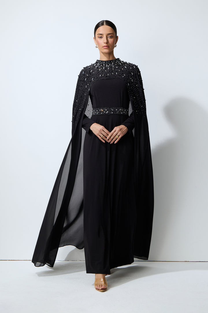 Luxe Simplicity Schwarzes Perlenverziertes Cape & Kleid Set mit Modell