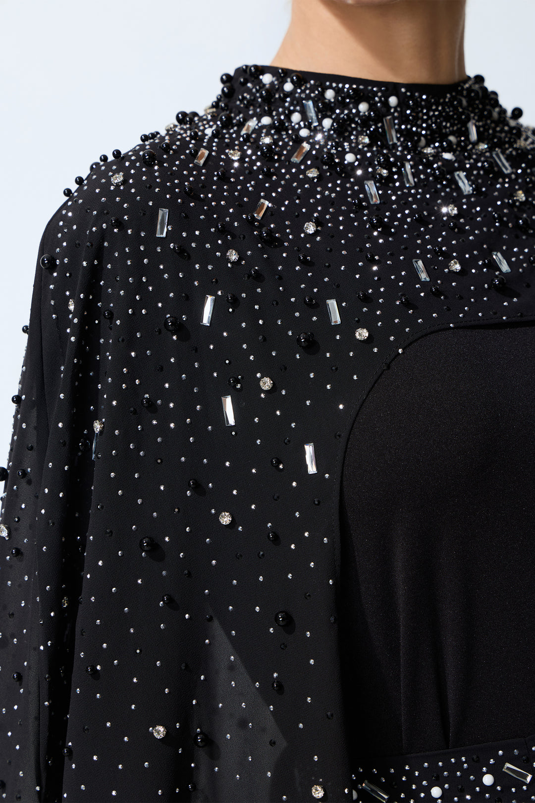 Schwarzes Perlenverziertes Cape & Kleid Set im Detail