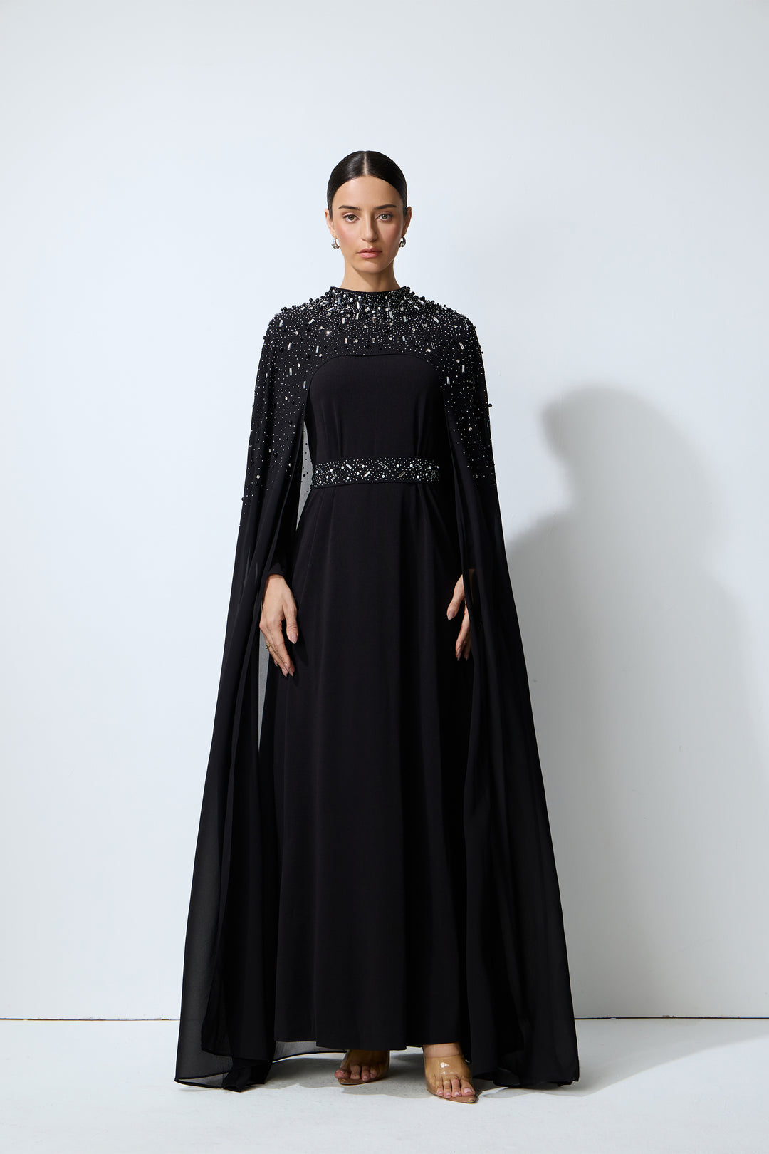 Detailansicht Ausschnitt Kleid und Cape