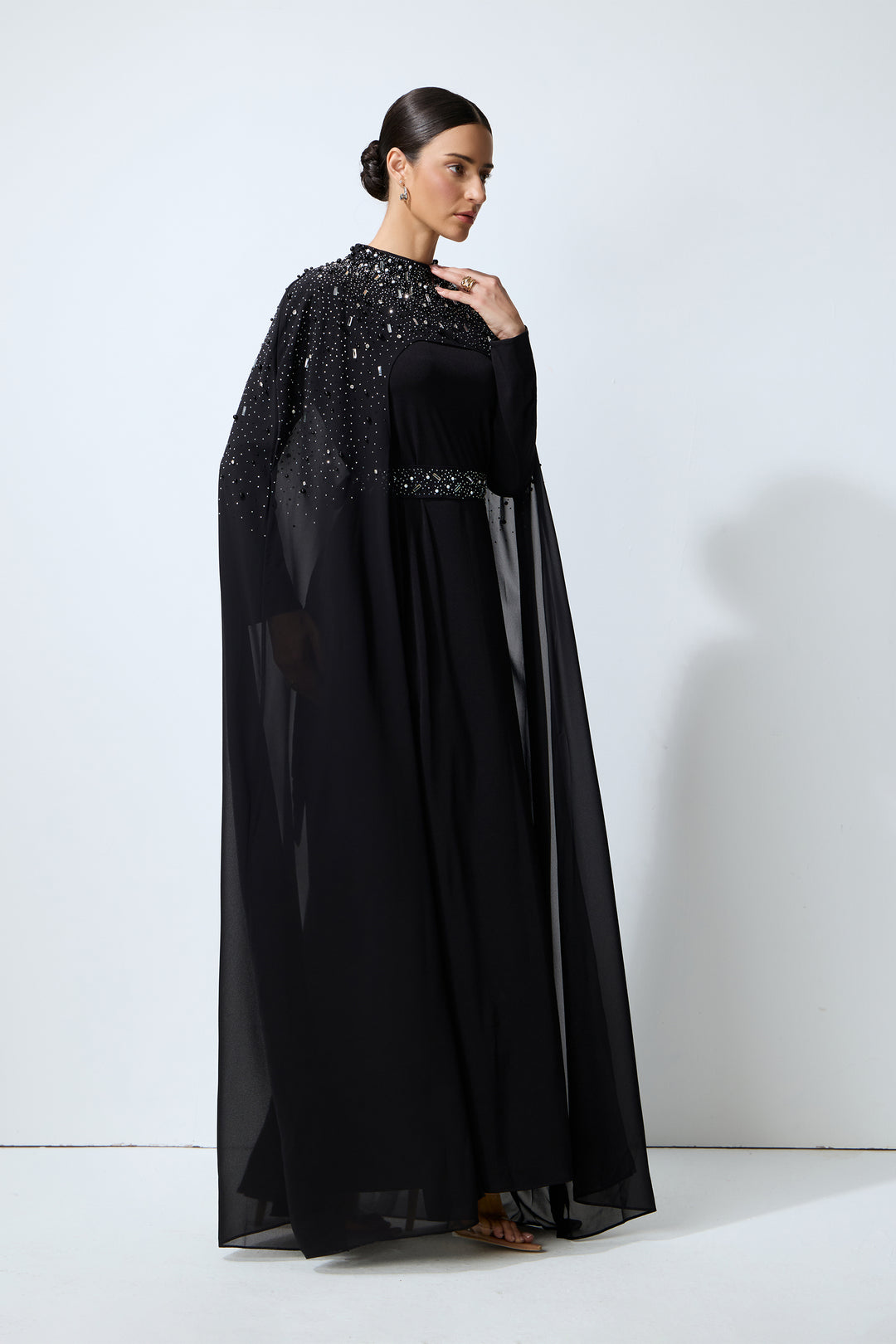 Modell trägt das komplette Set von der Seite