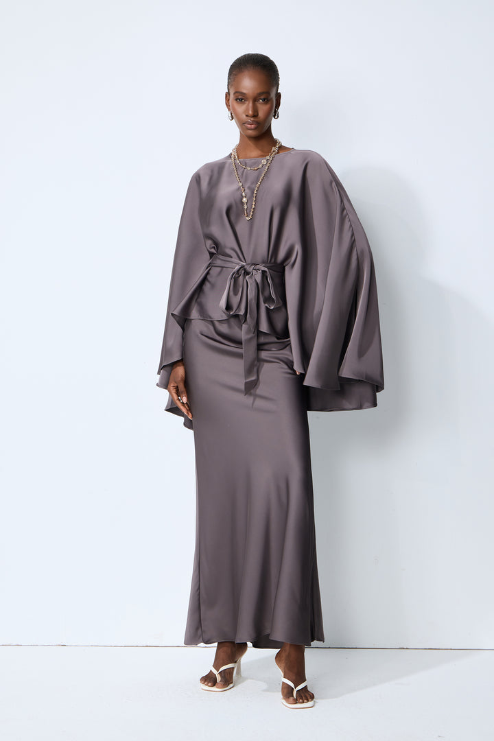 Graues Satin-Cape-Ärmel-Top und Rock Set Vorderansicht - KYMA