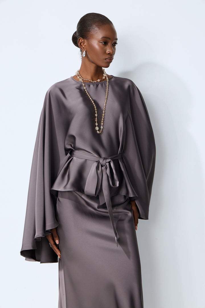 Damen-Outfit mit grauem Satin-Cape-Ärmel-Top und Rock Set - KYMA