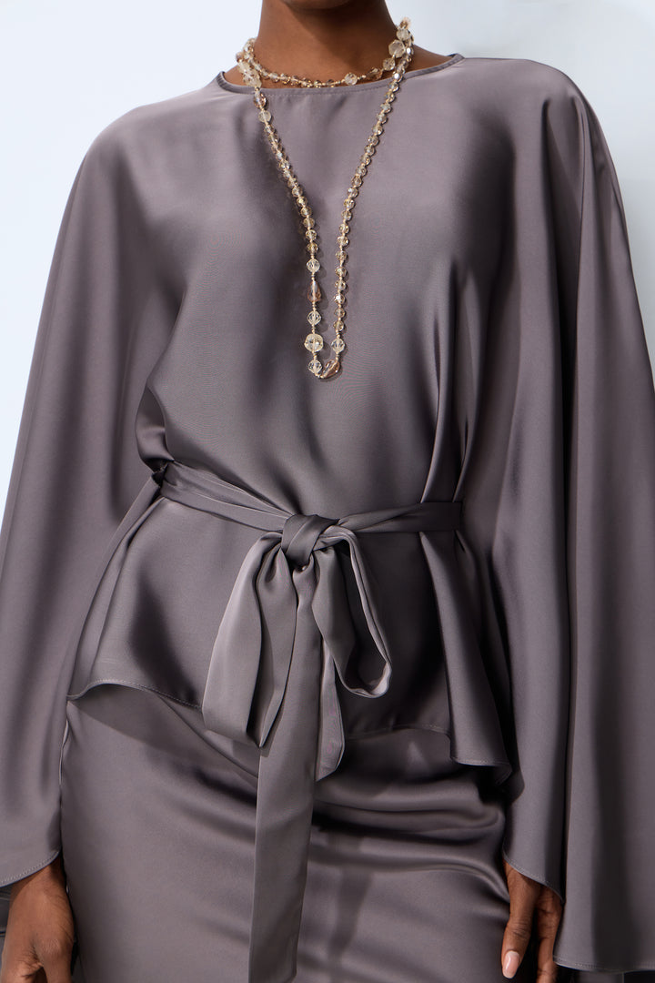 Graues Satin-Cape-Ärmel-Top Vorderansicht - KYMA