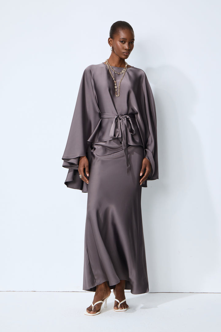 Graues Satin-Cape-Ärmel-Top und Rock Set Seitenansicht - KYMA