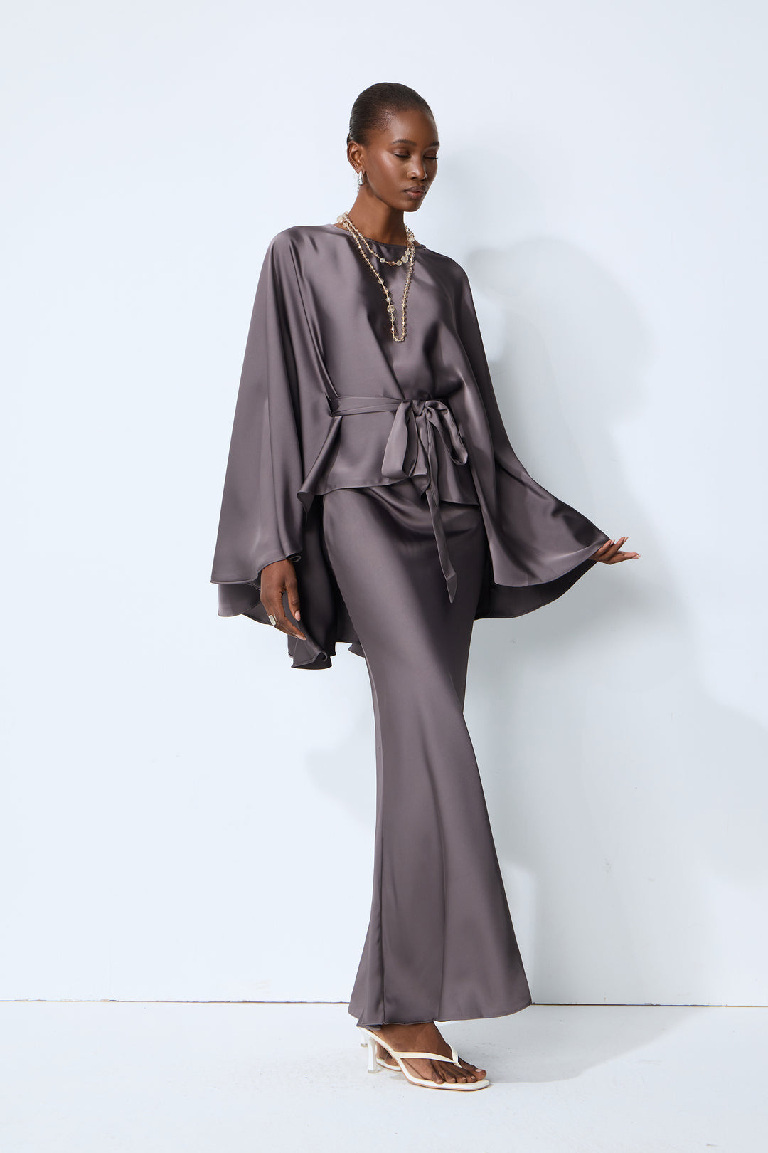 Graues Satin-Cape-Ärmel-Top und Rock Set Rückansicht - KYMA