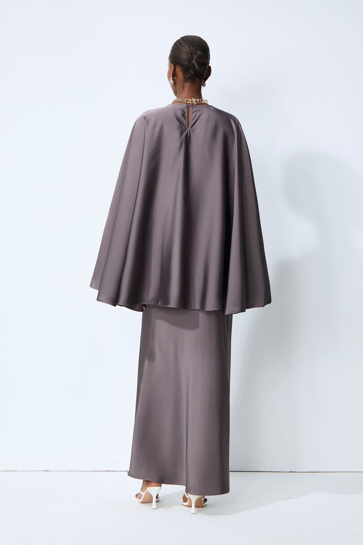 Damen trägt graues Satin-Cape-Ärmel-Top und Rock Set - KYMA