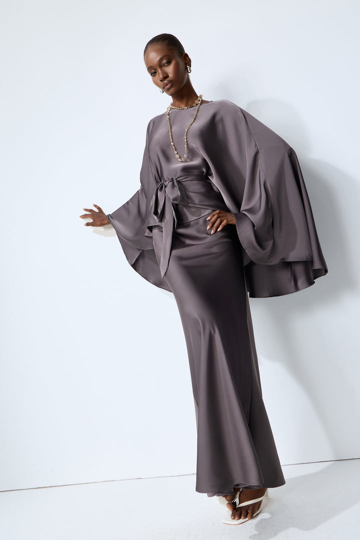 Graues Satin-Cape-Ärmel-Top und Rock Set bei Kerzenlicht - KYMA