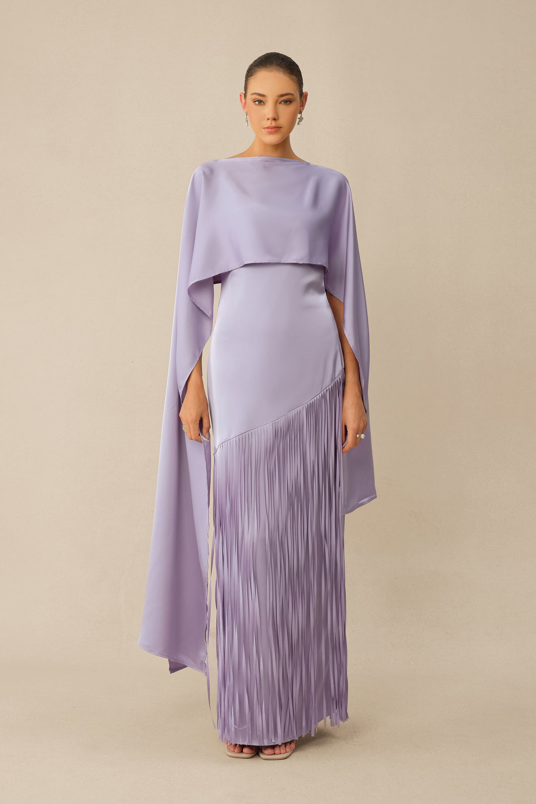 Elegantes violettes Satin-Maxikleid-Set mit Cape und Fransen vorne, KYMA
