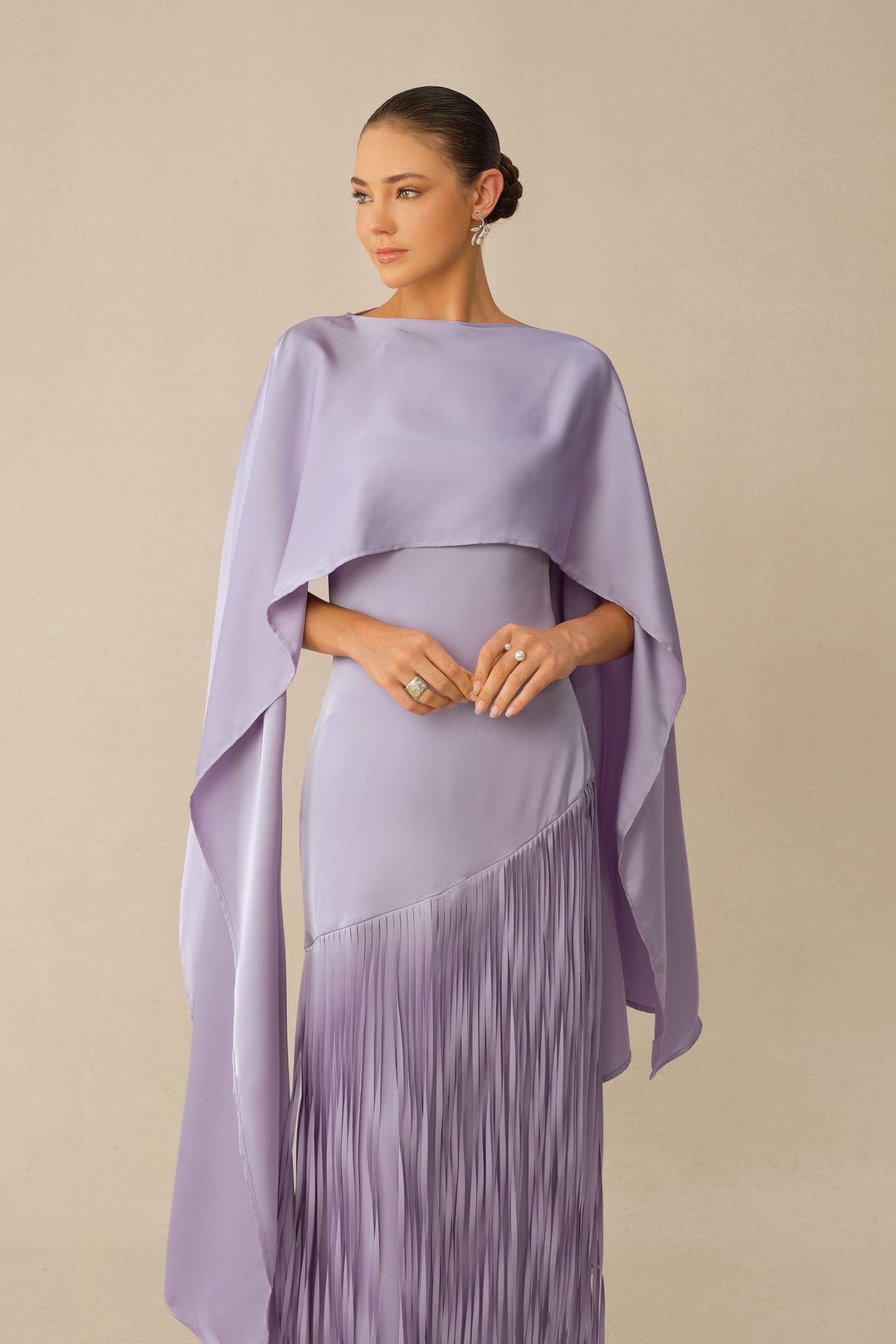 Detailansicht des Satin-Stoffes vom Maxikleid-Set, KYMA