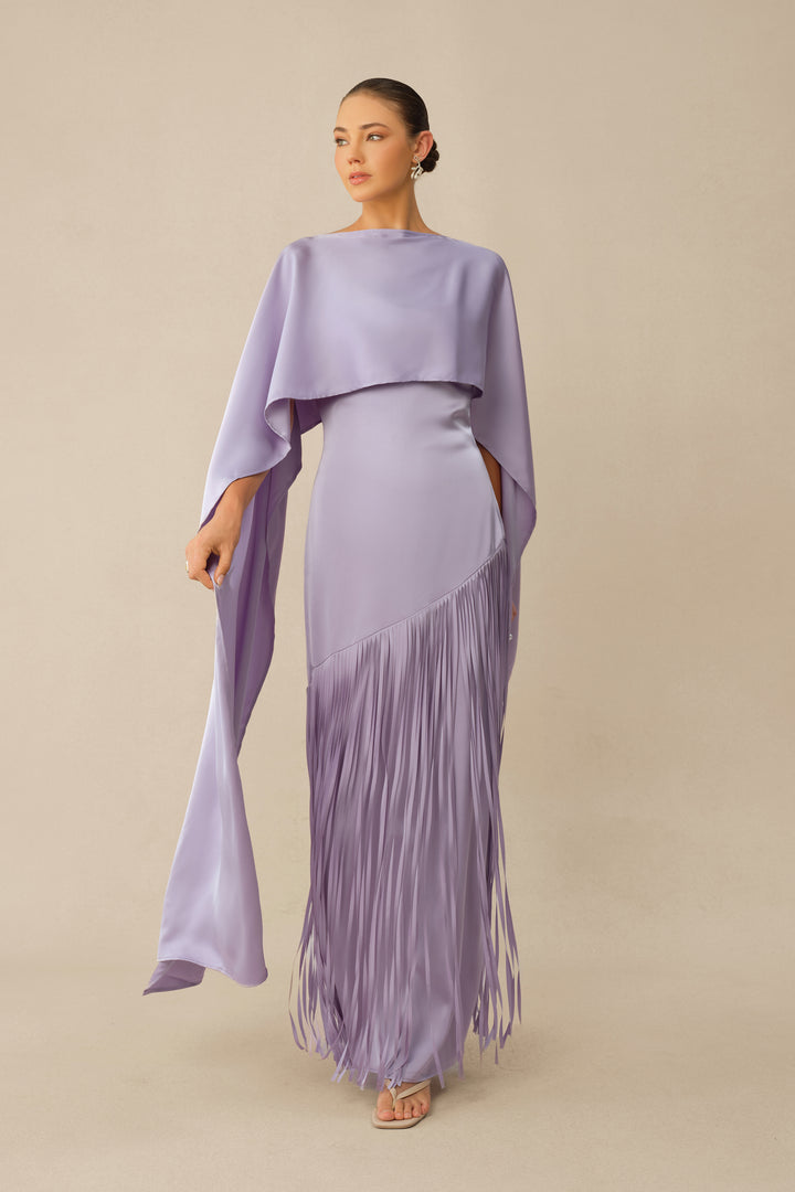 Rückenansicht des Maxikleid-Sets mit Cape und Reißverschluss, KYMA