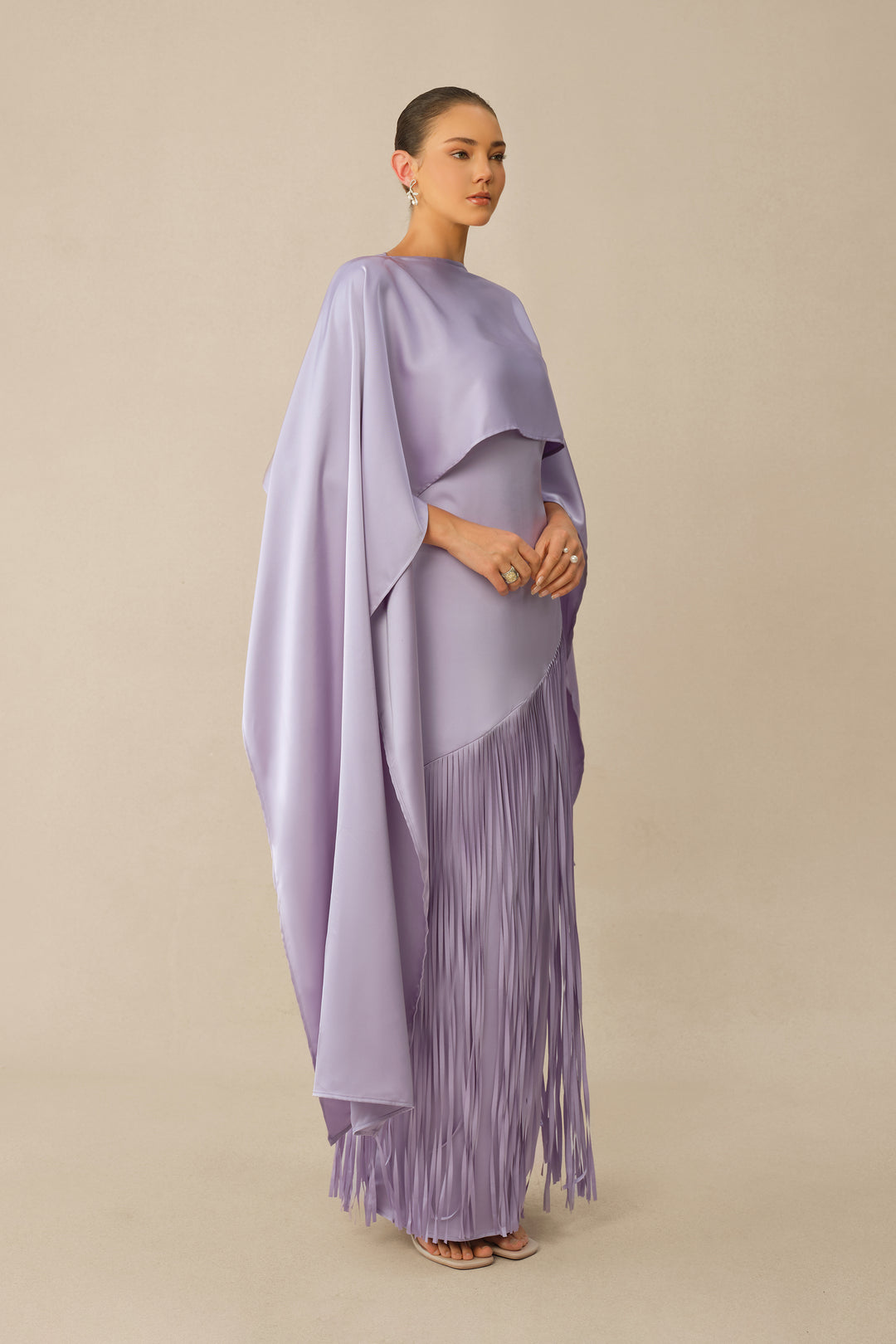 Styling-Vorschlag für das Satin-Maxikleid-Set, KYMA