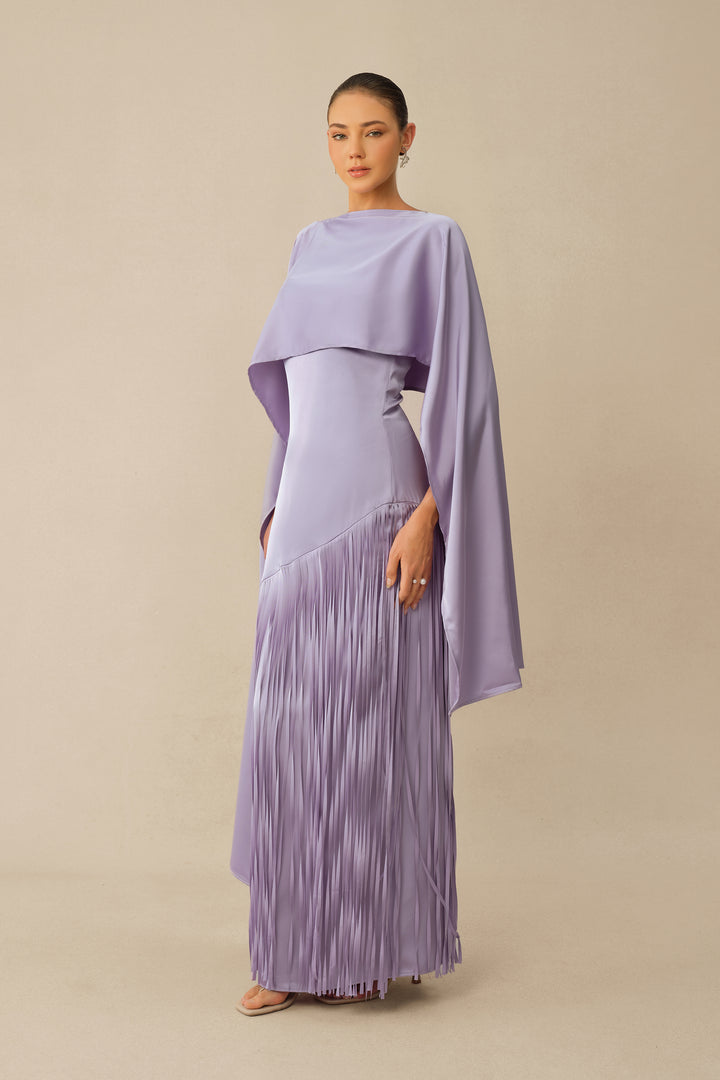 Model trägt das violette Satin-Maxikleid-Set mit Cape, KYMA
