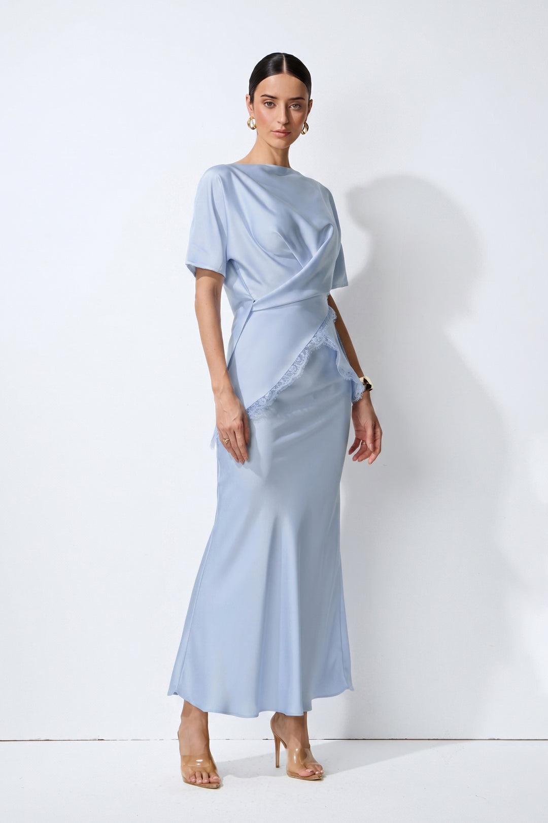 Blaues Satin-Set mit Spitzenbesatz an der Bluse und Midirock, vorne flach liegend - KYMA