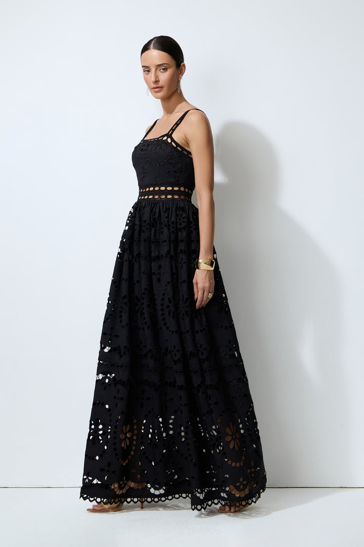 Model trägt das Maxikleid in voller Länge - KYMA