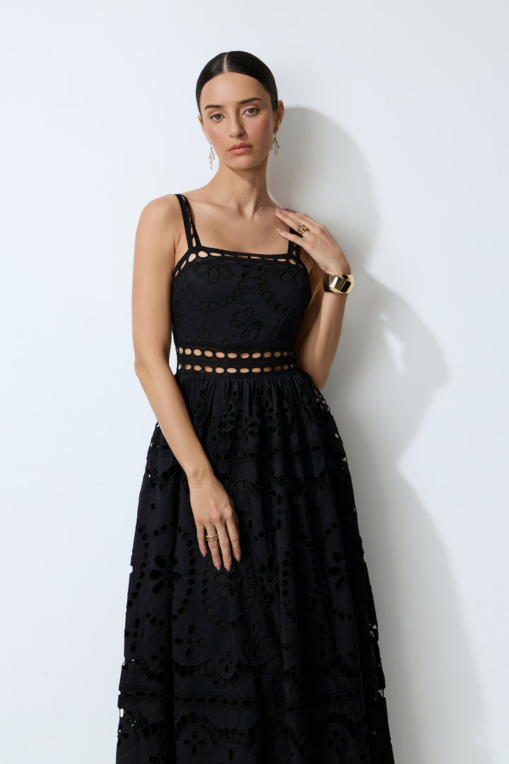 Das Kleid kombiniert mit Sommer-Accessoires - KYMA