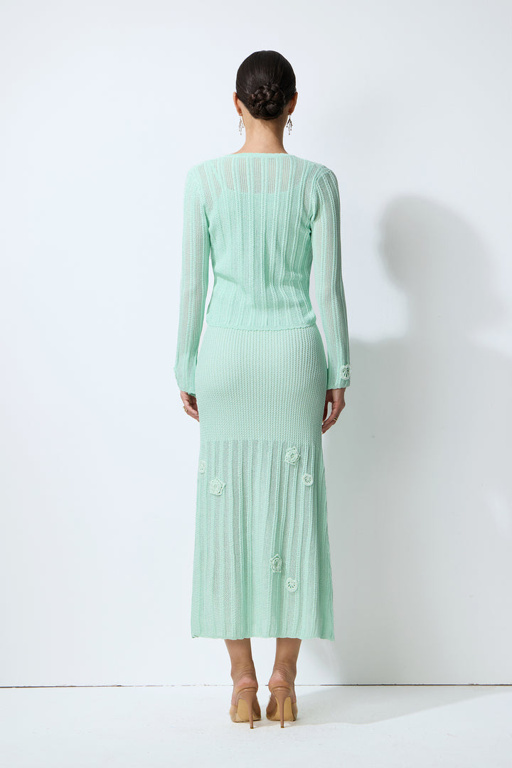 Elegante Frau in mintgrünem Strick-Set – KYMA
