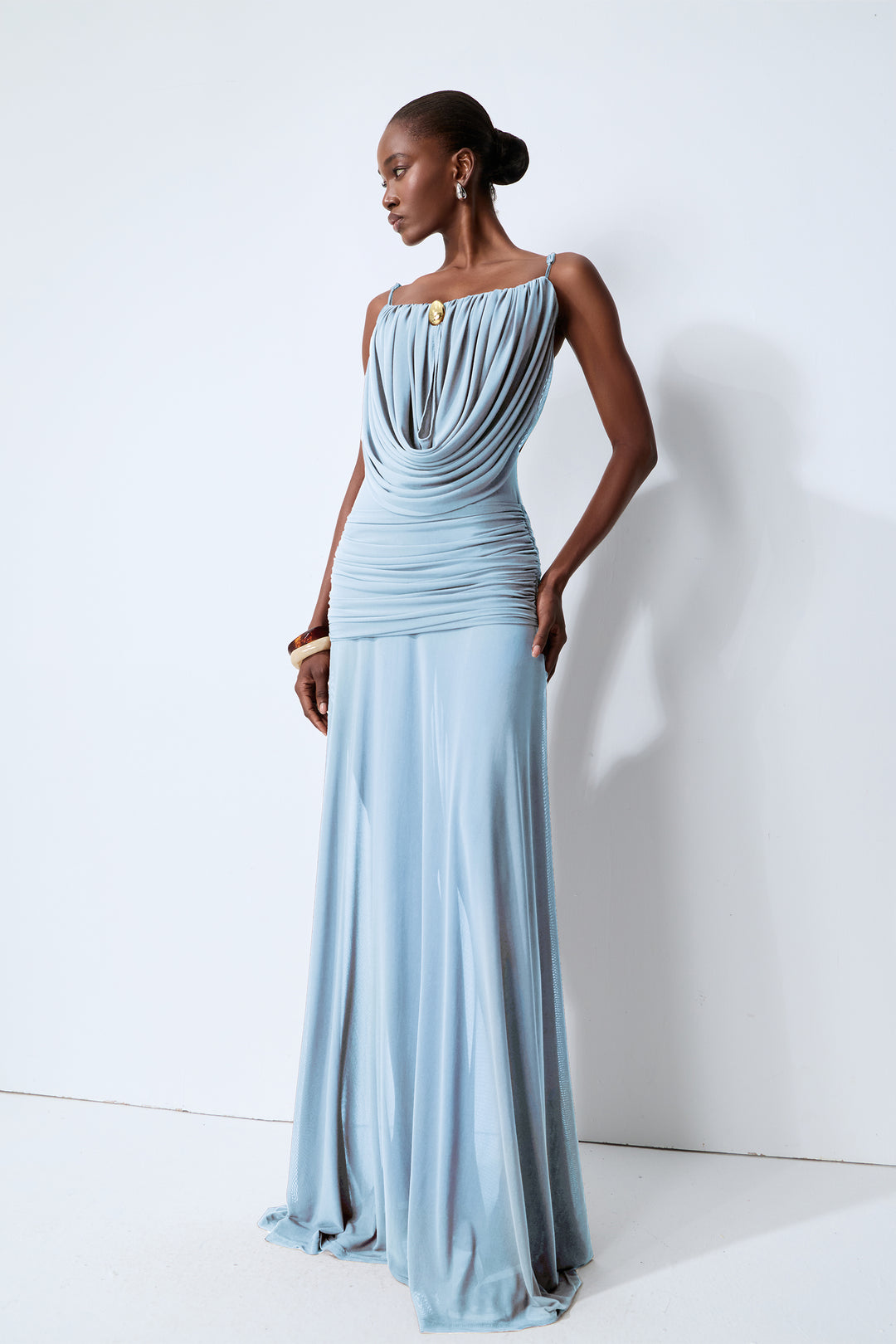 Model trägt blaues Maxikleid – KYMA