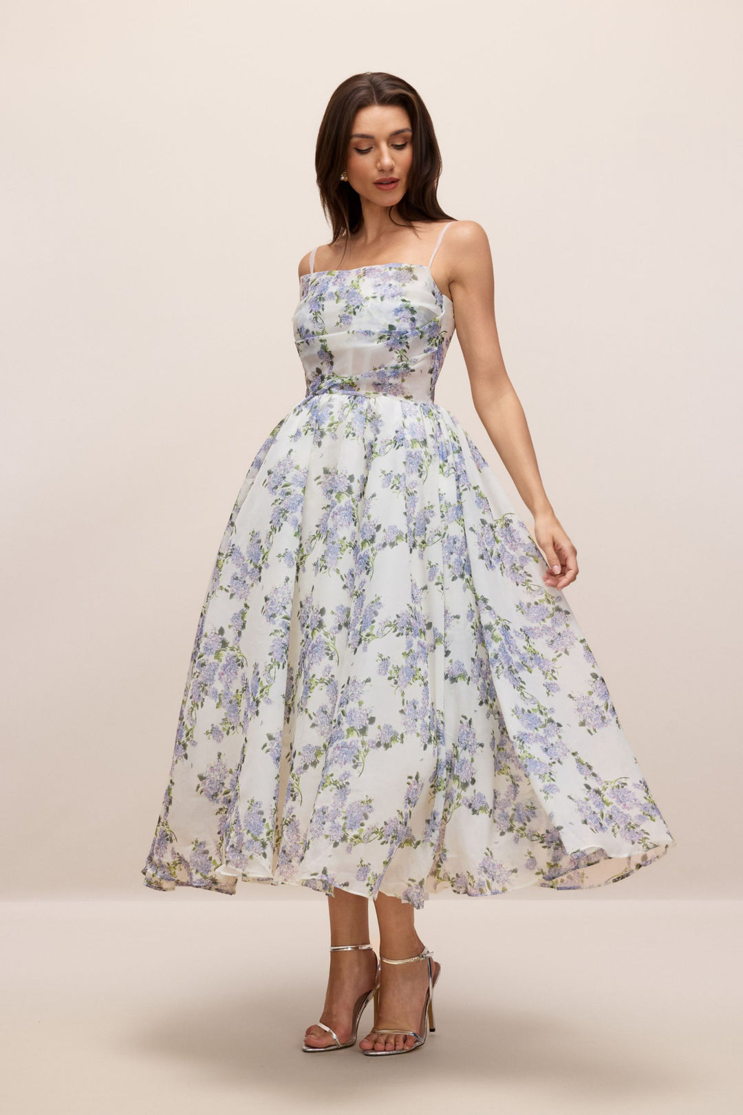 Ella Blumenmuster Chiffon Midikleid an Model Vorderansicht - KYMA