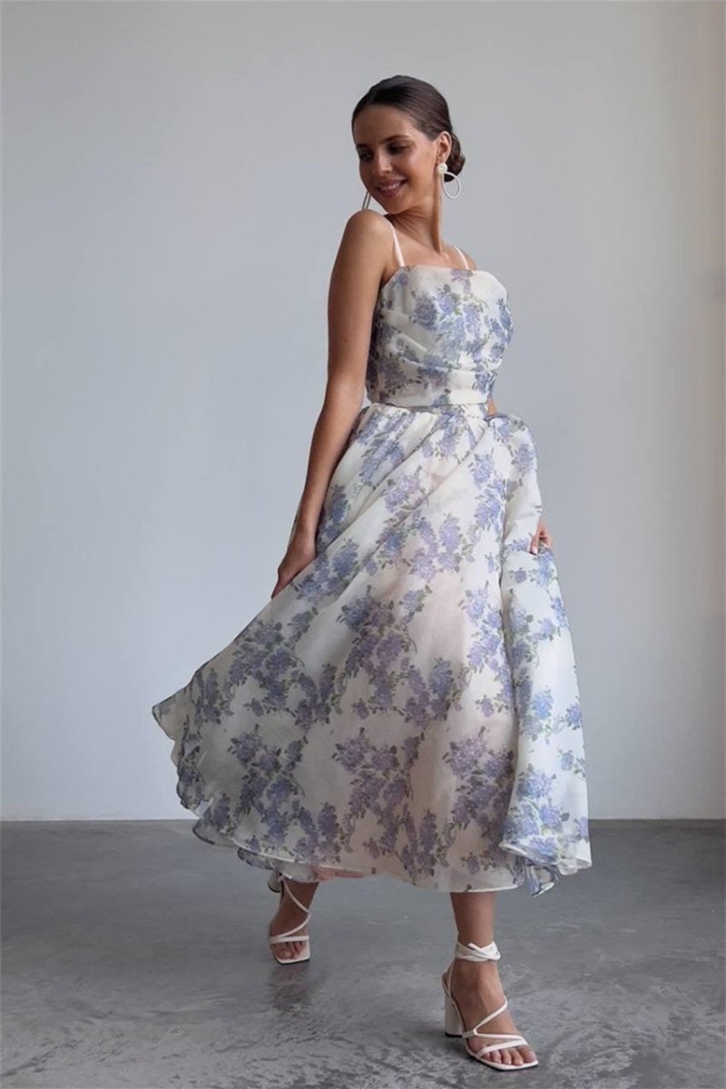 Ella Geblümtes Chiffon Midi-Kleid bei Tageslicht - KYMA