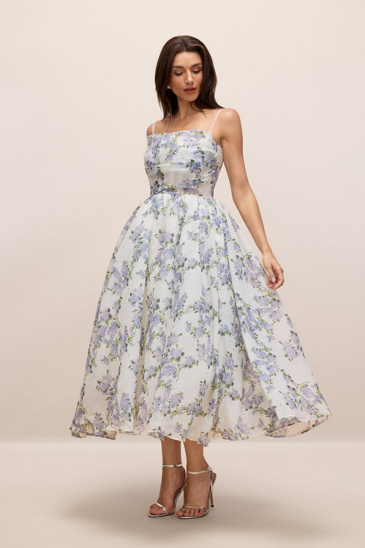 Ella Geblümtes Chiffon Midi-Kleid getragen bei einer Gartenhochzeit - KYMA