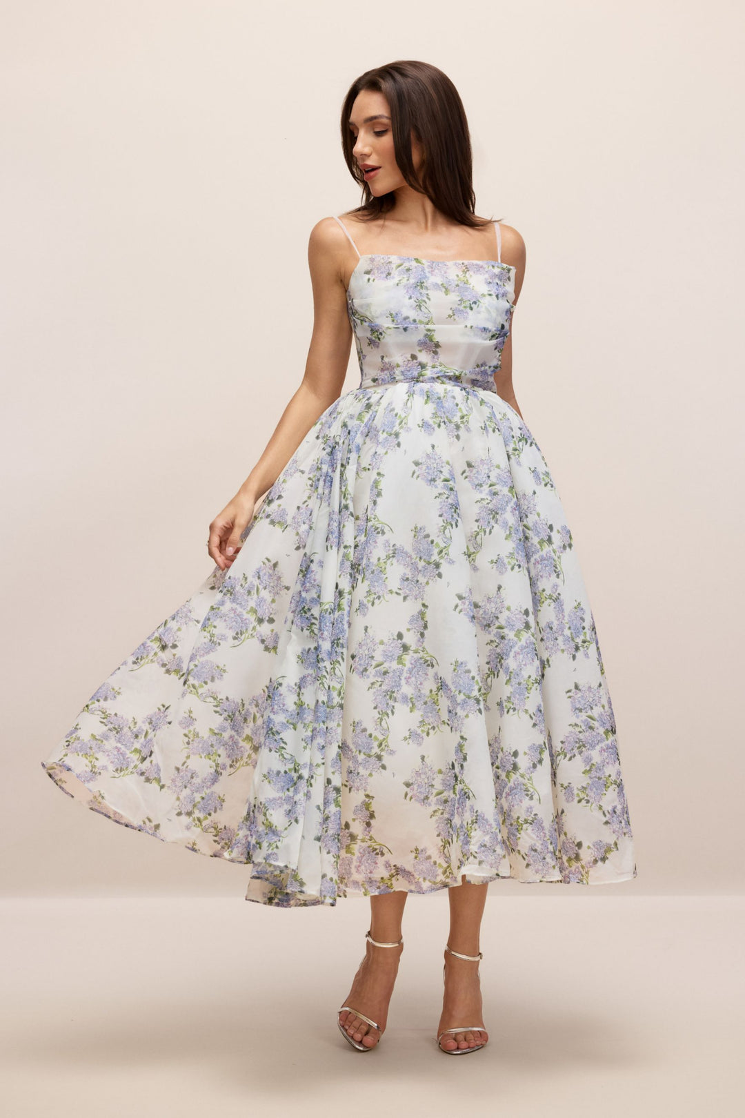 Ella Geblümtes Chiffon Midi-Kleid getragen bei einer Sommerfeier - KYMA